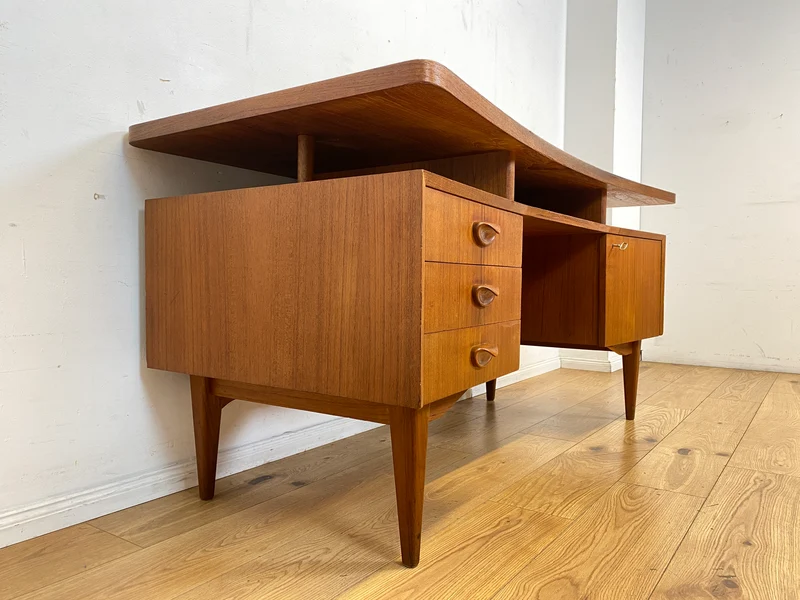 Formschöner freistellender skandinavischer Mid-Century Schreibtisch in Teakholz mit Regal an der Rückseite I Desk Arbeitstisch Bürotisch Cheftisch Danish Design Vintage Teak