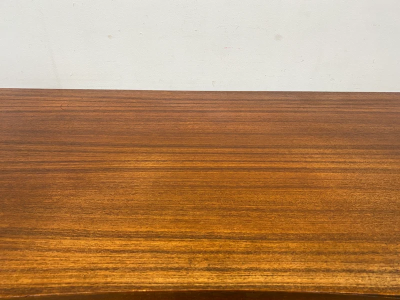 Formschöner freistellender skandinavischer Mid-Century Schreibtisch in Teakholz mit Regal an der Rückseite I Desk Arbeitstisch Bürotisch Cheftisch Danish Design Vintage Teak