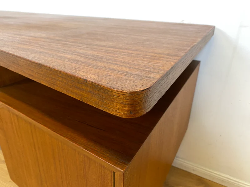 Formschöner freistellender skandinavischer Mid-Century Schreibtisch in Teakholz mit Regal an der Rückseite I Desk Arbeitstisch Bürotisch Cheftisch Danish Design Vintage Teak
