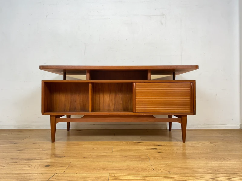 Formschöner freistellender skandinavischer Mid-Century Schreibtisch in Teakholz mit Regal an der Rückseite I Desk Arbeitstisch Bürotisch Cheftisch Danish Design Vintage Teak