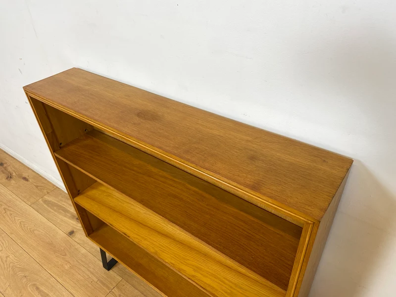 Schönes helles Mid-Century Regal , Vollholz, mit verstellb. Regalböden & neuen Metallfüßen I Holzregal Bücherregal Bücherschrank Küchenregal Regalwand Vintage Retro 60er I