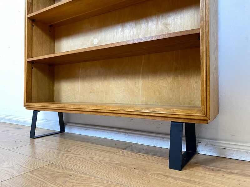 Schönes helles Mid-Century Regal , Vollholz, mit verstellb. Regalböden & neuen Metallfüßen I Holzregal Bücherregal Bücherschrank Küchenregal Regalwand Vintage Retro 60er I