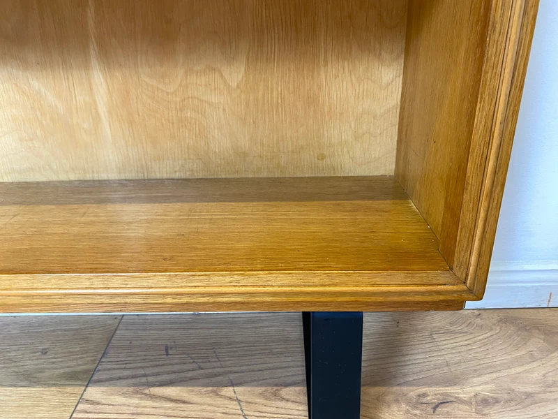 Schönes helles Mid-Century Regal , Vollholz, mit verstellb. Regalböden & neuen Metallfüßen I Holzregal Bücherregal Bücherschrank Küchenregal Regalwand Vintage Retro 60er I