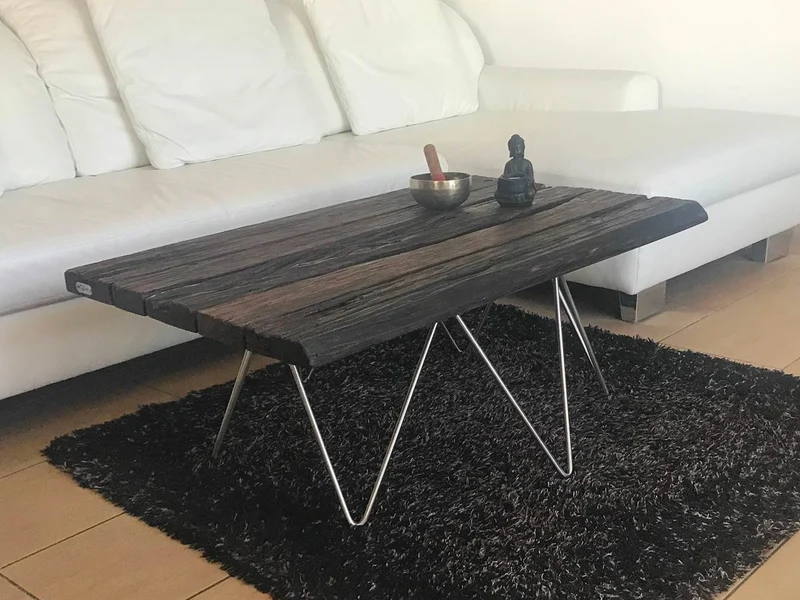 Massiver Altholz Couchtisch rustikal aus Ebenholz auf Maß mit einem Edelstahl X Untergestell