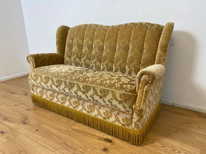 WMK I Versand I Freundliches und gemütliches Retro 2er Sofa mit tollem goldenem Samtbezug und Fransen