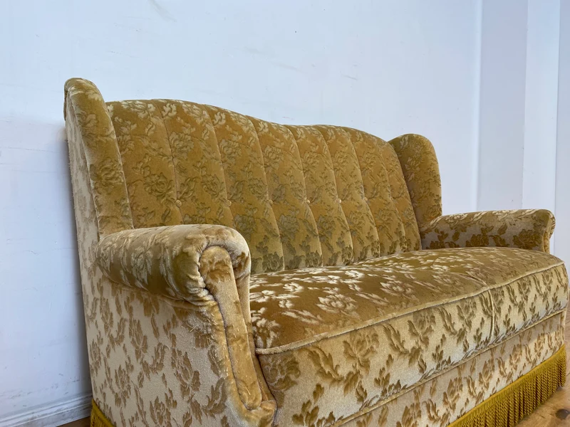 WMK I Versand I Freundliches und gemütliches Retro 2er Sofa mit tollem goldenem Samtbezug und Fransen
