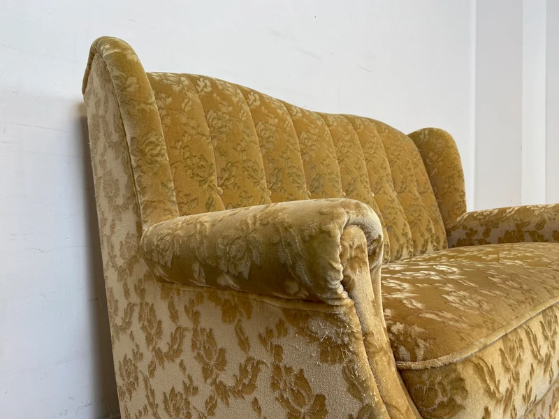 WMK I Versand I Freundliches und gemütliches Retro 2er Sofa mit tollem goldenem Samtbezug und Fransen