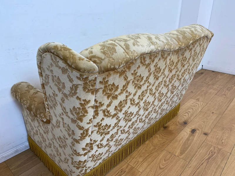 WMK I Versand I Freundliches und gemütliches Retro 2er Sofa mit tollem goldenem Samtbezug und Fransen
