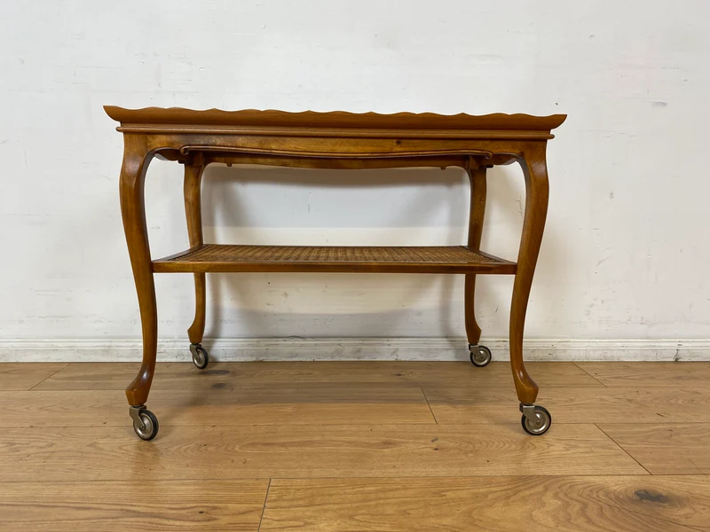 WMK I Eleganter 60er Jahre Chippendale Servierwagen auf Rollen mit Glasplatte & Ablage aus Wiener Geflecht