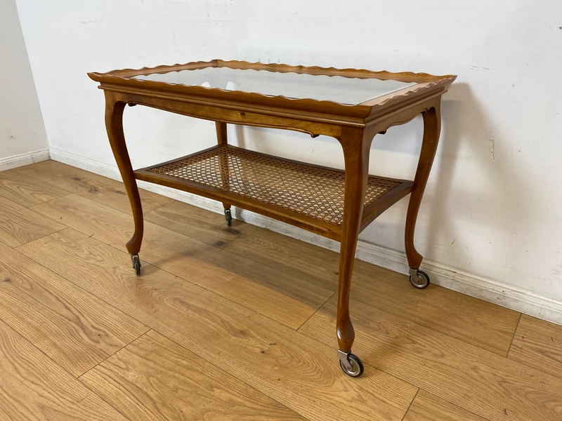 WMK I Eleganter 60er Jahre Chippendale Servierwagen auf Rollen mit Glasplatte & Ablage aus Wiener Geflecht