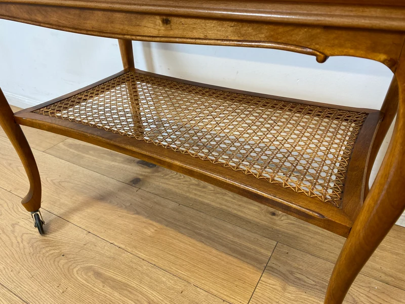 WMK I Eleganter 60er Jahre Chippendale Servierwagen auf Rollen mit Glasplatte & Ablage aus Wiener Geflecht
