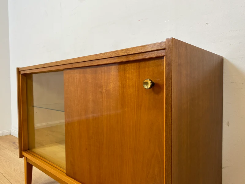 WMK I Stilvolle und sehr gut erhaltene helle Mid-Century Kommode mit Vitrine und Schiebetüren