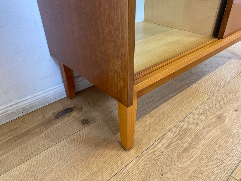 WMK I Stilvolle und sehr gut erhaltene helle Mid-Century Kommode mit Vitrine und Schiebetüren