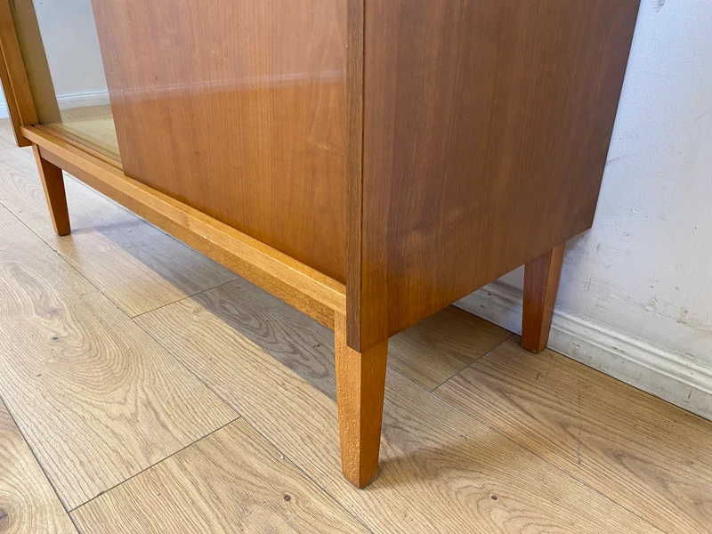 WMK I Stilvolle und sehr gut erhaltene helle Mid-Century Kommode mit Vitrine und Schiebetüren