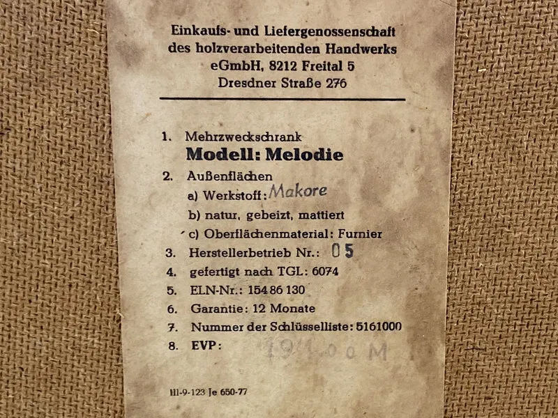 WMK I Stilvolle und sehr gut erhaltene helle Mid-Century Kommode mit Vitrine und Schiebetüren
