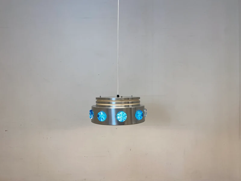 WMK I Rare skandinavische Space Age Hängelampe aus Aluminium mit blauen Glasrosetten