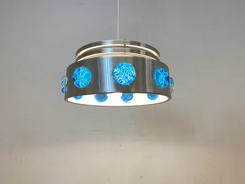 WMK I Rare skandinavische Space Age Hängelampe aus Aluminium mit blauen Glasrosetten