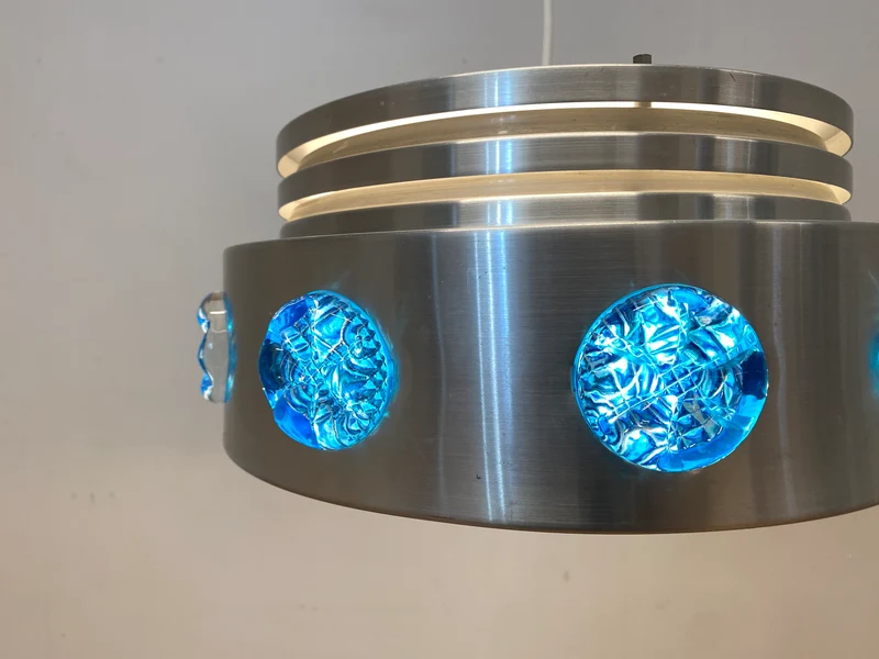 WMK I Rare skandinavische Space Age Hängelampe aus Aluminium mit blauen Glasrosetten