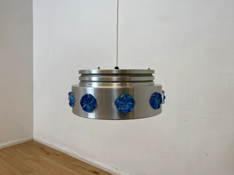 WMK I Rare skandinavische Space Age Hängelampe aus Aluminium mit blauen Glasrosetten