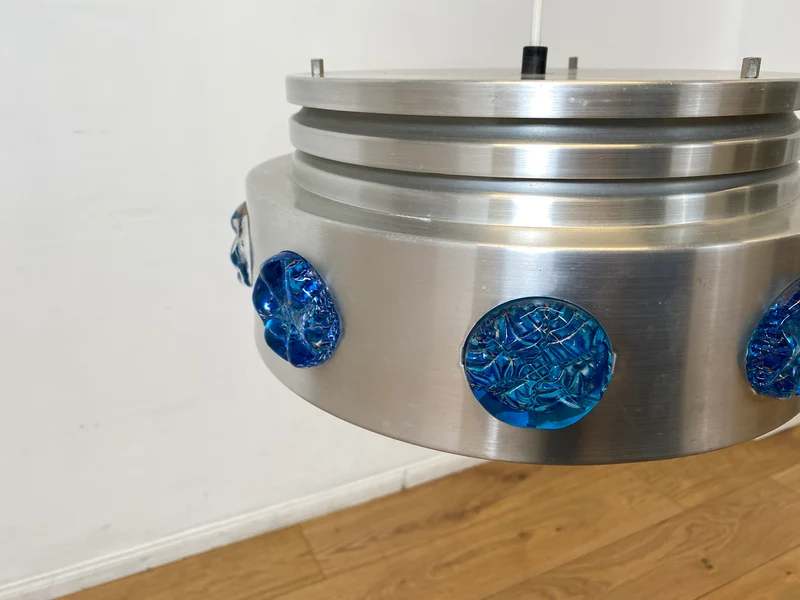 WMK I Rare skandinavische Space Age Hängelampe aus Aluminium mit blauen Glasrosetten