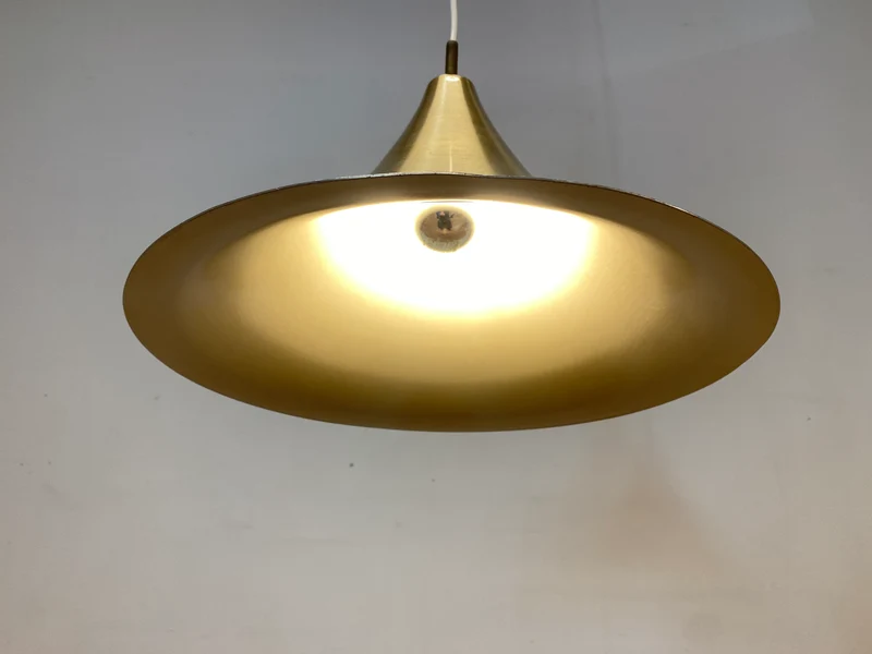 WMK I Formschöne goldene skandinavische Space Age Hängelampe aus Messing