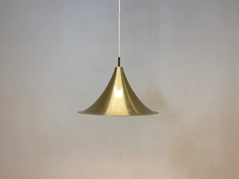 WMK I Formschöne goldene skandinavische Space Age Hängelampe aus Messing