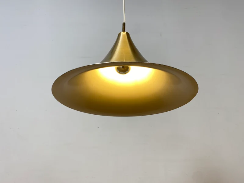 WMK I Formschöne goldene skandinavische Space Age Hängelampe aus Messing