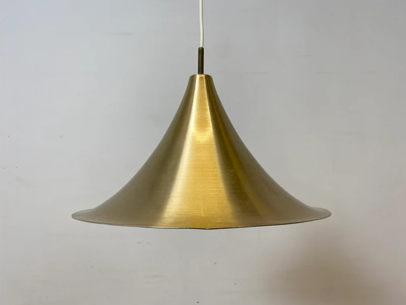 WMK I Formschöne goldene skandinavische Space Age Hängelampe aus Messing