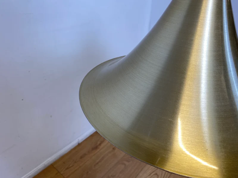 WMK I Formschöne goldene skandinavische Space Age Hängelampe aus Messing