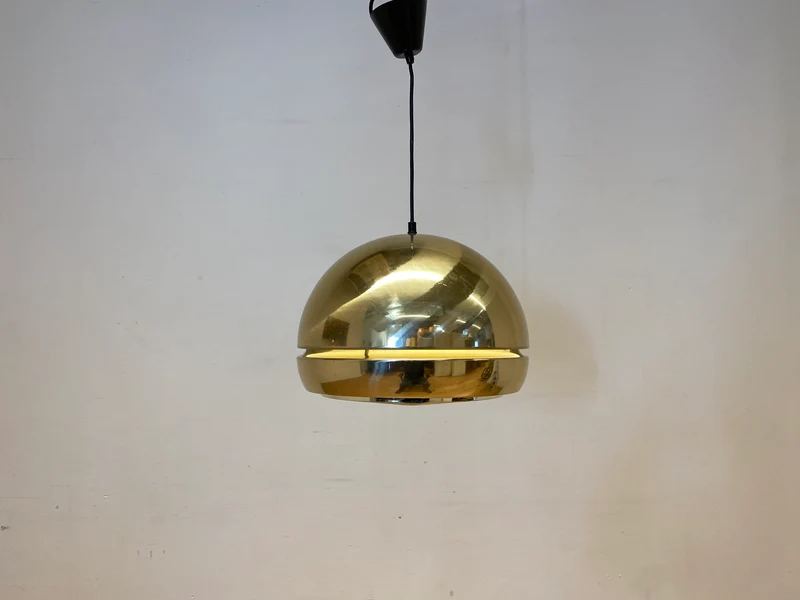 WMK I Seltene goldene skandinavische 70er Jahre Space Age Hängelampe aus Aluminium