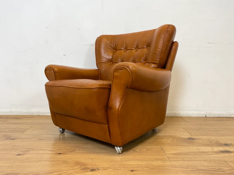 1/2 Schöner und sehr bequemer Mid-Century Sessel mit cognacfarbenem Echtleder Bezug