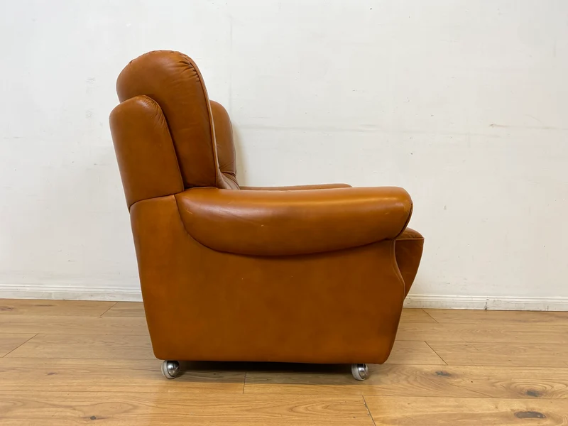 1/2 Schöner und sehr bequemer Mid-Century Sessel mit cognacfarbenem Echtleder Bezug