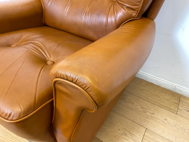 1/2 Schöner und sehr bequemer Mid-Century Sessel mit cognacfarbenem Echtleder Bezug