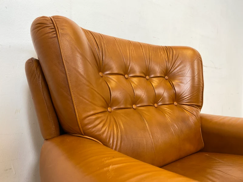 1/2 Schöner und sehr bequemer Mid-Century Sessel mit cognacfarbenem Echtleder Bezug