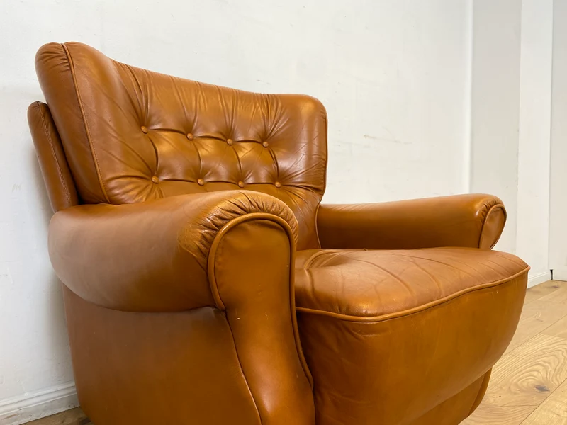 1/2 Schöner und sehr bequemer Mid-Century Sessel mit cognacfarbenem Echtleder Bezug