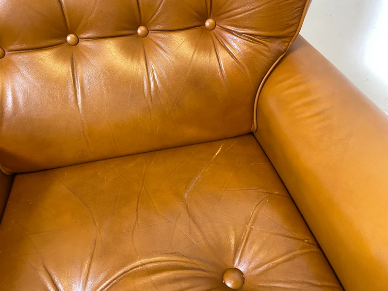 1/2 Schöner und sehr bequemer Mid-Century Sessel mit cognacfarbenem Echtleder Bezug