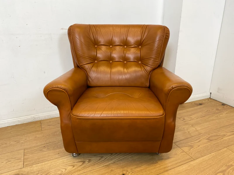 1/2 Schöner und sehr bequemer Mid-Century Sessel mit cognacfarbenem Echtleder Bezug