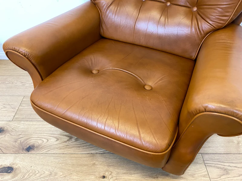 1/2 Schöner und sehr bequemer Mid-Century Sessel mit cognacfarbenem Echtleder Bezug