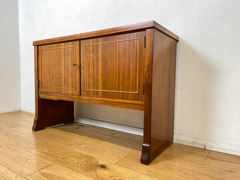 Imposante und sehr geräumige 30er Jahre Art Deco Anrichte aus vollem Holz mit innenliegenden Schubladen I Schrank Sideboard Kommode Wäschekommode Wickelkommode Vintage I