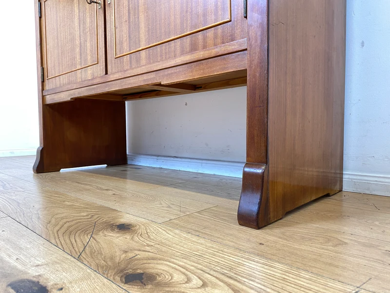 Imposante und sehr geräumige 30er Jahre Art Deco Anrichte aus vollem Holz mit innenliegenden Schubladen I Schrank Sideboard Kommode Wäschekommode Wickelkommode Vintage I