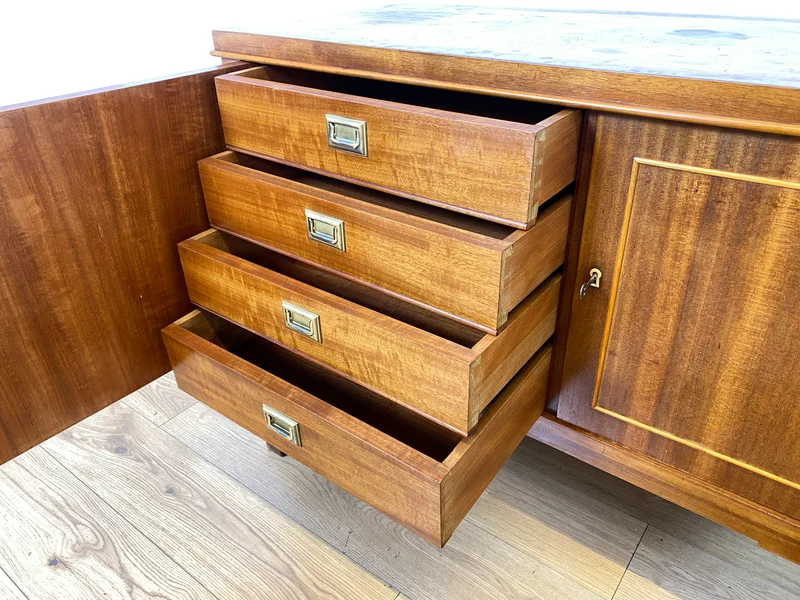 Imposante und sehr geräumige 30er Jahre Art Deco Anrichte aus vollem Holz mit innenliegenden Schubladen I Schrank Sideboard Kommode Wäschekommode Wickelkommode Vintage I