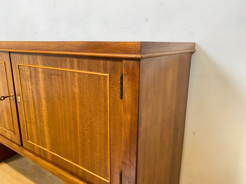 Imposante und sehr geräumige 30er Jahre Art Deco Anrichte aus vollem Holz mit innenliegenden Schubladen I Schrank Sideboard Kommode Wäschekommode Wickelkommode Vintage I
