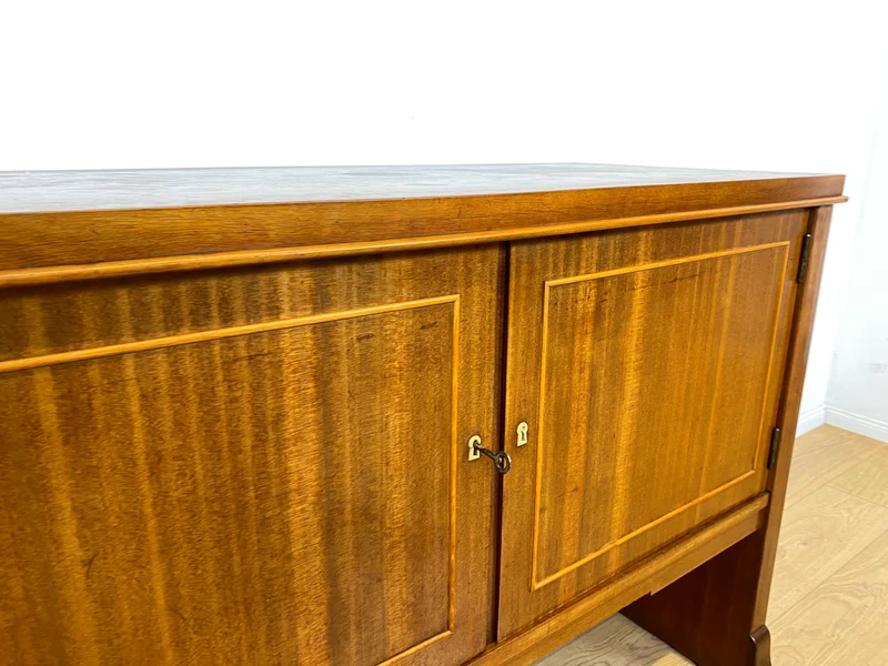 Imposante und sehr geräumige 30er Jahre Art Deco Anrichte aus vollem Holz mit innenliegenden Schubladen I Schrank Sideboard Kommode Wäschekommode Wickelkommode Vintage I