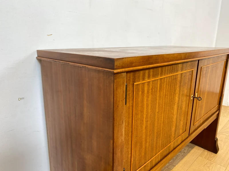 Imposante und sehr geräumige 30er Jahre Art Deco Anrichte aus vollem Holz mit innenliegenden Schubladen I Schrank Sideboard Kommode Wäschekommode Wickelkommode Vintage I