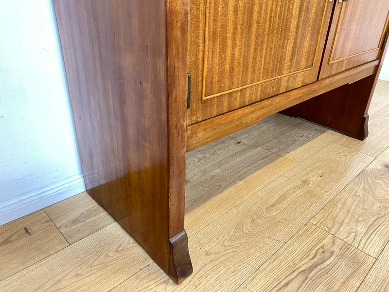 Imposante und sehr geräumige 30er Jahre Art Deco Anrichte aus vollem Holz mit innenliegenden Schubladen I Schrank Sideboard Kommode Wäschekommode Wickelkommode Vintage I