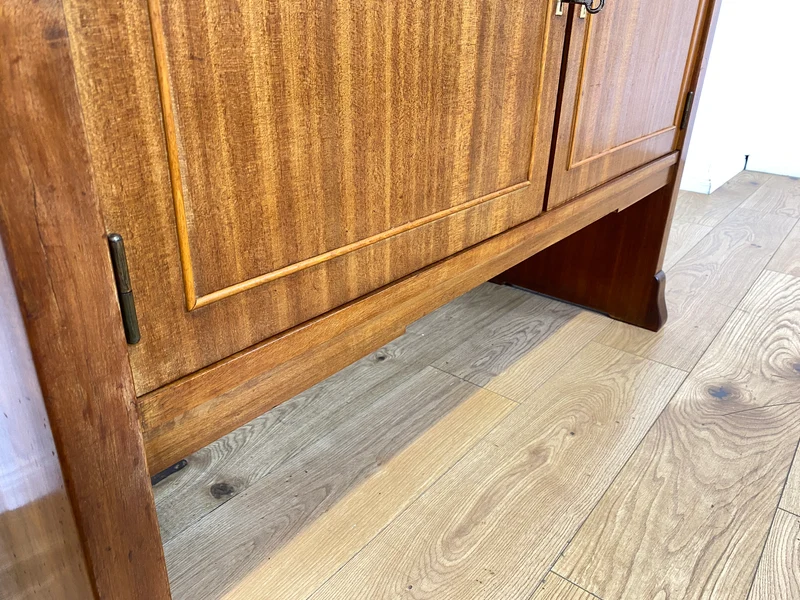 Imposante und sehr geräumige 30er Jahre Art Deco Anrichte aus vollem Holz mit innenliegenden Schubladen I Schrank Sideboard Kommode Wäschekommode Wickelkommode Vintage I