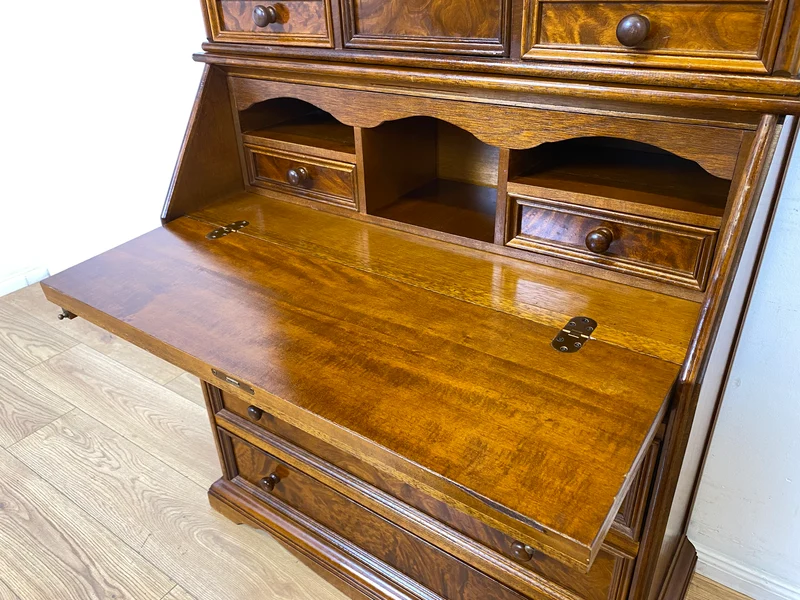 Formschöner und gut erhaltener Vintage Schreibschrank mit stabiler Schreibklappe und vielen Schubladen I Sekretär Schreibtisch Schreibkommode Bücherschrank Kommode Highboard I