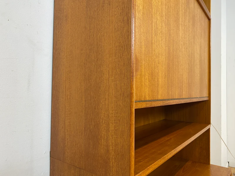 Hochwertiges und gut erhaltenes skandinavisches Highboard in Teakholz mit beleuchtetem Bar Fach & Regal I Barschank Minibar Schrank Bücherschrank Bücherregal Teak Vintage I