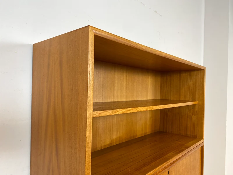 Hochwertiges und gut erhaltenes skandinavisches Highboard in Teakholz mit beleuchtetem Bar Fach & Regal I Barschank Minibar Schrank Bücherschrank Bücherregal Teak Vintage I