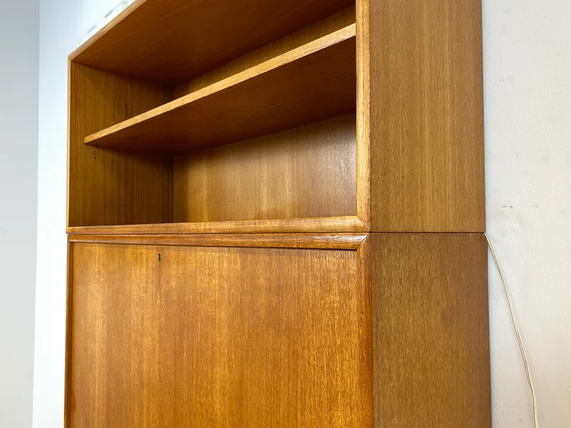 Hochwertiges und gut erhaltenes skandinavisches Highboard in Teakholz mit beleuchtetem Bar Fach & Regal I Barschank Minibar Schrank Bücherschrank Bücherregal Teak Vintage I